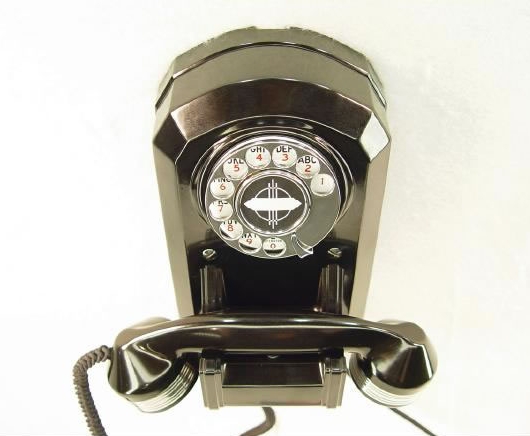 Automatic Electric Monophone 1A desktop telephone is an example of one of  the earliest elegant bakelite phones